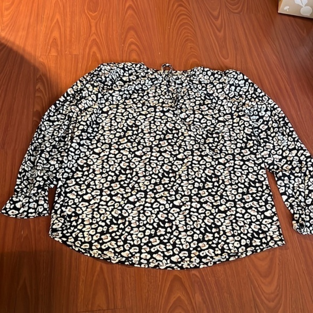 Boutique blouse XL‎ long sleeve peep hole tie.